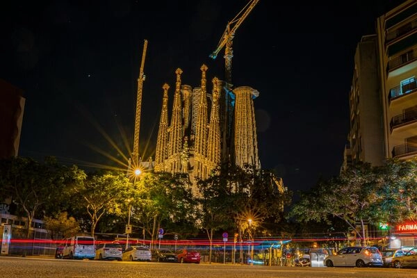 De Sagrada Familia bewonderen