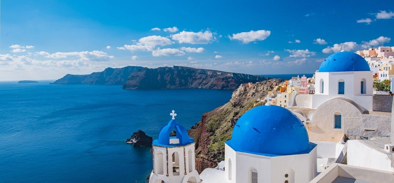 Pueblos blancos de Santorini: le esperan unas vacaciones griegas inolvidables