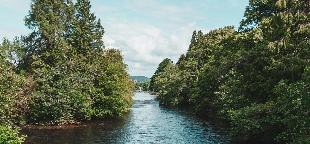 La belleza del lago Ness en las Tierras Altas de Escocia