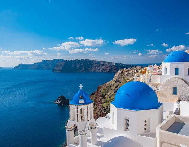 Pueblos blancos de Santorini: le esperan unas vacaciones griegas inolvidables