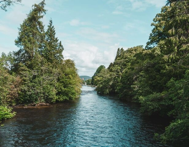 La belleza del lago Ness en las Tierras Altas de Escocia