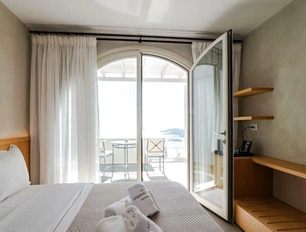 Afbeelding gerelateerd aan Apeiron Blue Santorini - Sustainable Adults Only 14 Plus