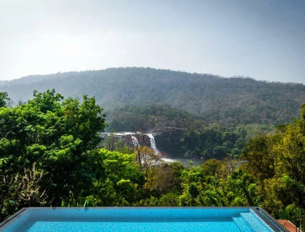 Afbeelding gerelateerd aan Flora Misty Falls Athirappilly