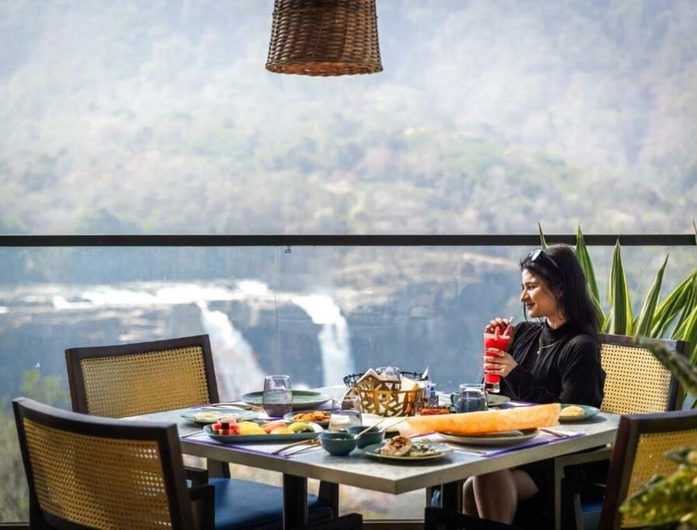 Afbeelding gerelateerd aan Flora Misty Falls Athirappilly