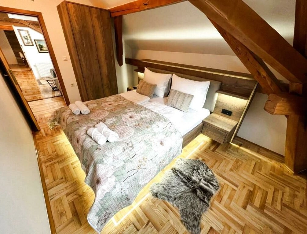 Afbeelding gerelateerd aan La Luna Rustic Deluxe Apartment with Free Jacuzzi, Bikes & Covered Parking