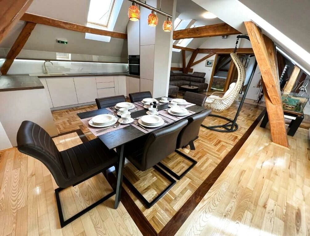 Afbeelding gerelateerd aan La Luna Rustic Deluxe Apartment with Free Jacuzzi, Bikes & Covered Parking