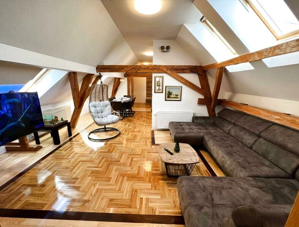Afbeelding gerelateerd aan La Luna Rustic Deluxe Apartment with Free Jacuzzi, Bikes & Covered Parking