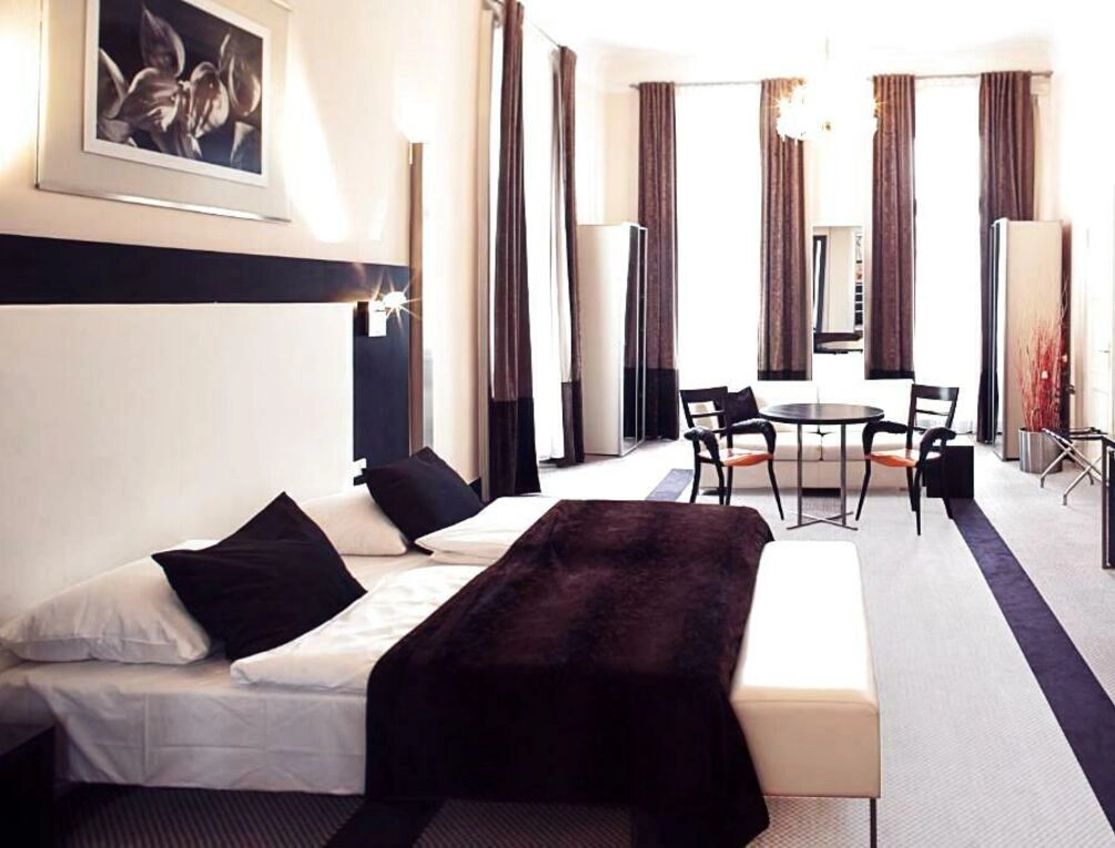 Afbeelding gerelateerd aan Old Town Square Residence by Emblem
