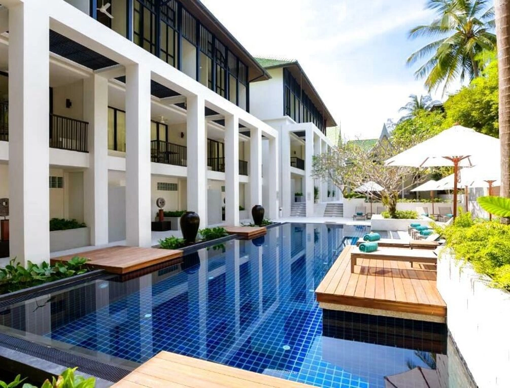 Afbeelding gerelateerd aan Outrigger Surin Beach Resort - SHA Extra Plus