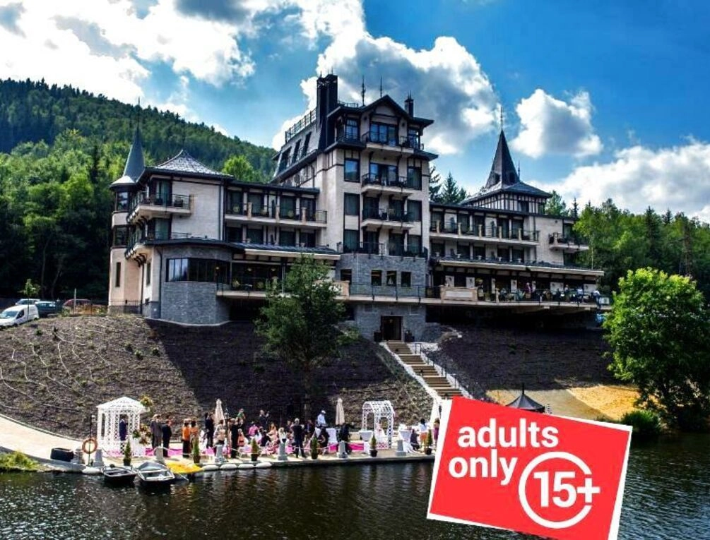 Afbeelding gerelateerd aan Retro Riverside Wellness Resort