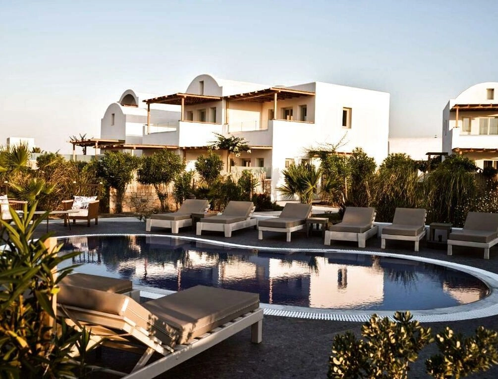 Afbeelding gerelateerd aan Sea Breeze Santorini Beach Resort, Curio By Hilton