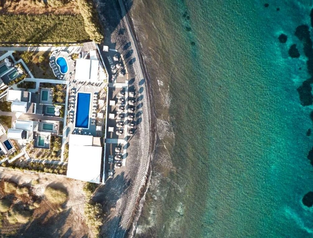 Afbeelding gerelateerd aan Sea Breeze Santorini Beach Resort, Curio By Hilton