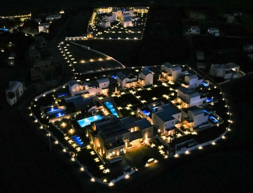 Afbeelding gerelateerd aan Sea Breeze Santorini Beach Resort, Curio By Hilton