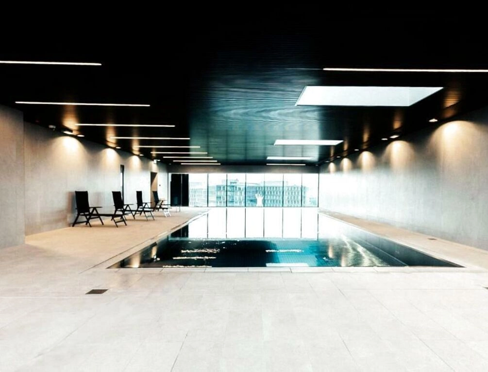 Afbeelding gerelateerd aan SKY21 LUX Stay with Pool, Gym, Spa & City Views