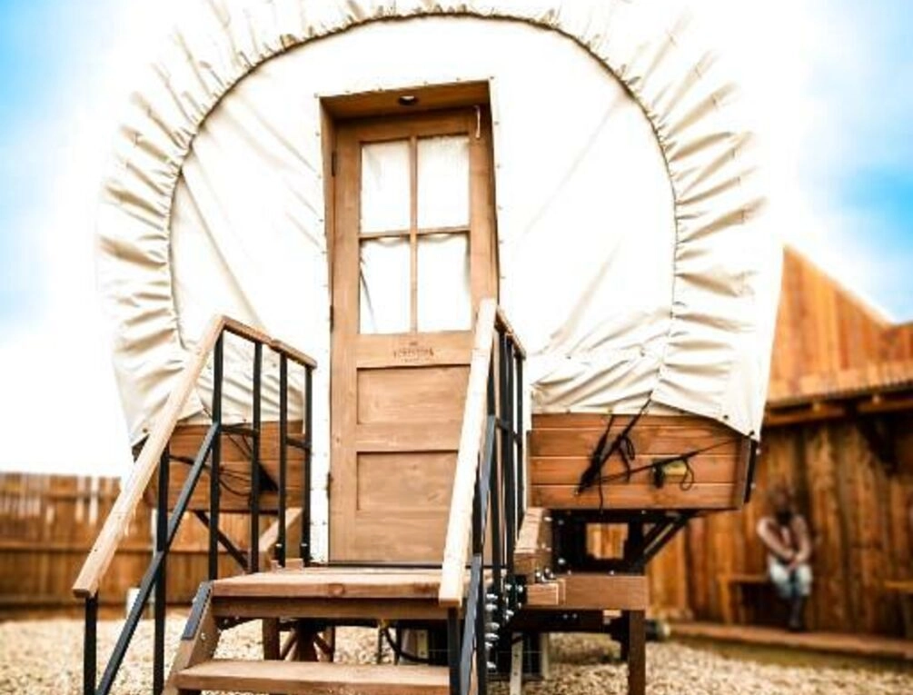 Afbeelding gerelateerd aan The Big Texan - Cabins and Wagons