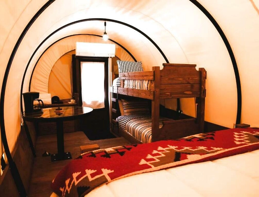 Afbeelding gerelateerd aan The Big Texan - Cabins and Wagons