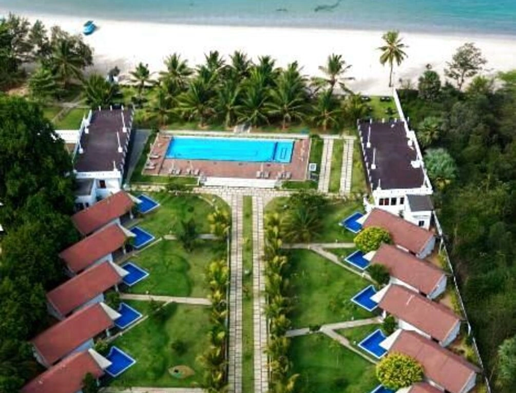 Afbeelding gerelateerd aan Uppuveli Beach by DSK