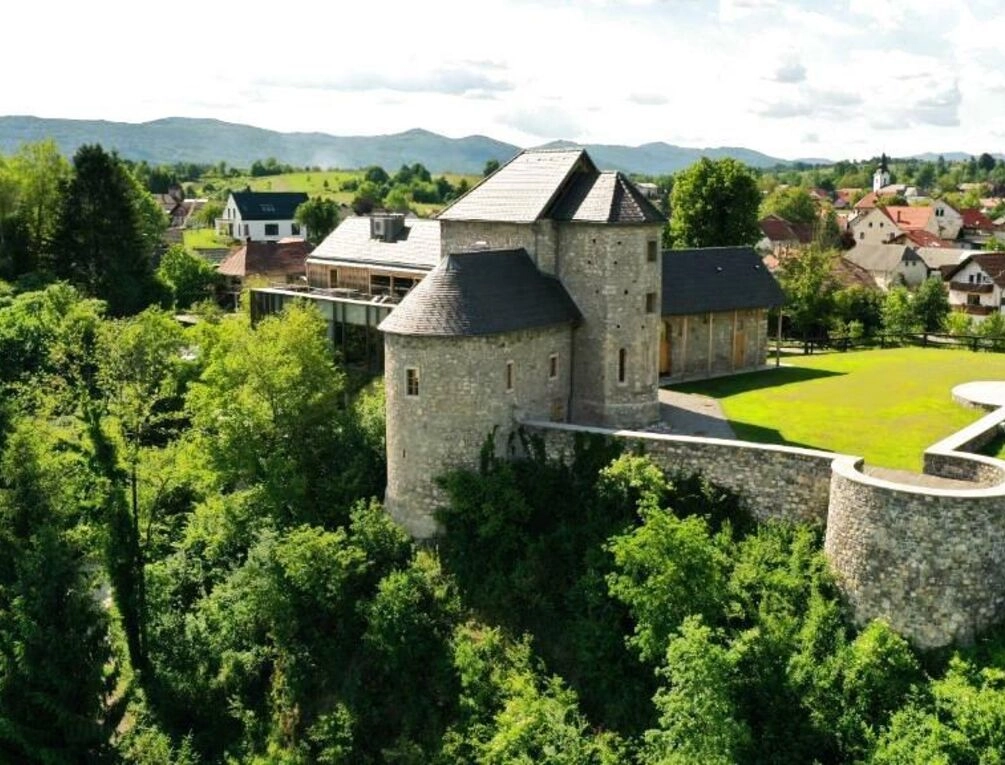Afbeelding gerelateerd aan Vinica Castle