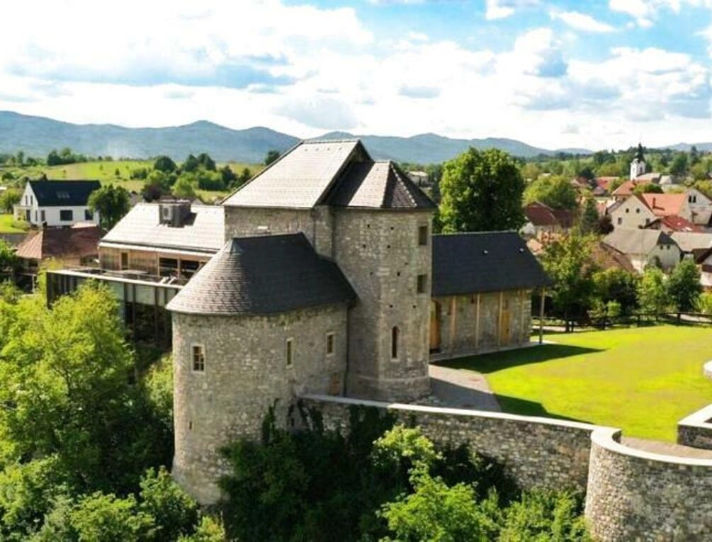 Afbeelding gerelateerd aan Vinica Castle