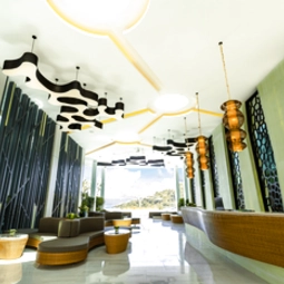 Hotel Crest Resort & Pool Villas - SHA Extra Plus in Tambon Patong
