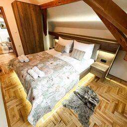 Hotel La Luna Rustic Deluxe Apartment with Free Jacuzzi, Bikes & Covered Parking in Našice
