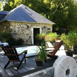 Hotel Lodge ou Gîte de caractére avec jaccuzi spa piscine in Ayzac-Ost