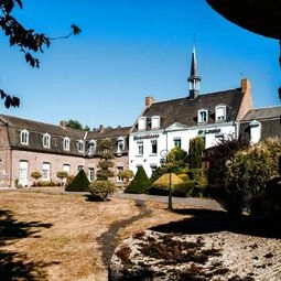 Hotel Logis - Hostellerie Saint-Louis & Restaurant Pauze in Bollezeele