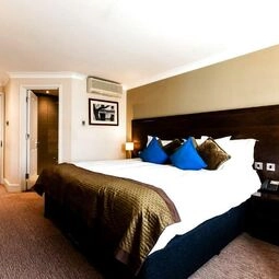 Rose And Crown Hotel in London