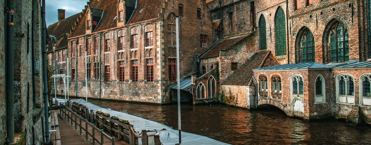 België